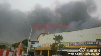 福建廈門一家具廠發(fā)生火災 濃煙滾滾